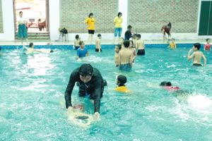 Trẻ được dạy bơi miễn phí tại huyện vĩnh Tường