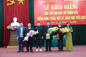 Đại diện học viên K20 tặng hoa lãnh đạo Trường ĐH Sư phạm Hà Nội, lãnh đạo Sở GD&ĐT Vĩnh Phúc và Trung tâm GDTX tại lễ khai giảng