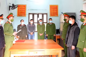 Cơ quan Cảnh sát điều tra Công an huyện Yên Minh công bố quyết định khởi tố đối với bị can Sùng Mí Thề (thứ 2 bên phải). Ảnh: P. Hoan