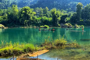 Lực lượng chức năng huyện Bắc Mê tìm kiếm các học sinh bị mất tích. Ảnh: Phi Anh