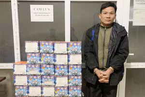 Đối tượng Trần Xuân Huy cùng tang vật tại cơ quan công an. Ảnh: Lan Hương.