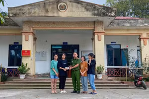 Nhóm nữ sinh giao nộp số tiền nhặt được để Công an tìm trả cho người đánh rơi.