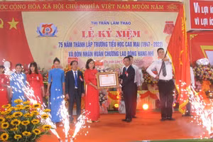 Lãnh đạo huyện Lâm Thao (Phú Thọ) trao Huân chương Lao động hạng Nhì của Chủ tịch nước cho nhà trường.