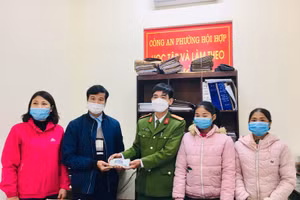 Công an phường Hội Hợp và em Mai trao lại số tiền cho người bị mất. Ảnh: Công an tỉnh Vĩnh Phúc