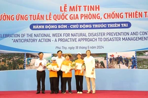 Ông Nguyễn Hoàng Hiệp - Thứ trưởng Bộ NN&PTNT, ông Bùi Văn Quang - Chủ tịch UBND tỉnh Phú Thọ và bà Rana Flowers - Trưởng đại diện UNICEF tại Việt Nam trao giải cuộc thi rung chuông vàng “Cùng em PCTT - Kiến tạo tương lai bền vững” cho các học sinh đoạt giải.