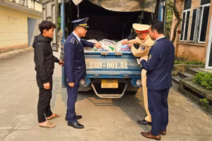 Lực lượng chức năng kiểm tra xe hàng