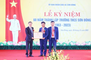 Ông Phạm Khương Duy Phó Giám đốc Sở GDĐT Vĩnh Phúc trao Bằng khen của Bộ GD&ĐT cho Trường THCS Sơn Đông.