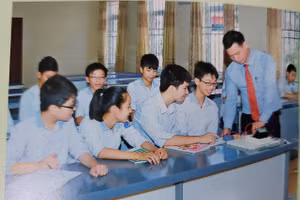 Thầy Lê Hữu Việt luôn tận tụy truyền đam mê học Vật lý đến học trò