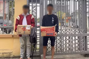 2 đối tượng cùng số pháo nổ bị phát hiện. Ảnh: Công an tỉnh Vĩnh Phúc