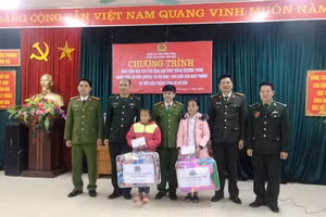 Thượng tá Trần Kim San – Trưởng công an huyện Tam Đảo (đứng giữa) trao quà cho học sinh trường Ma Lé