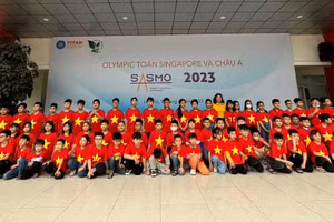 Cô và trò Trường Tiểu học Đinh Tiên Hoàng chụp ảnh khi tham gia cuộc thi SASMO 2023