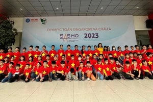 Cô và trò Trường Tiểu học Đinh Tiên Hoàng chụp ảnh khi tham gia cuộc thi SASMO 2023