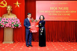 Bà Trương Thị Mai, Thường trực Ban Bí thư, Trưởng Ban Tổ chức Trung ương trao quyết định của Bộ Chính trị điều động ông Dương Văn An làm Bí thư Tỉnh ủy Vĩnh Phúc.