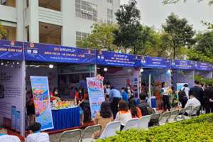 Gian trưng bày ý tưởng khởi nghiệp của các trường thu hút rất đông khách thăm quan.