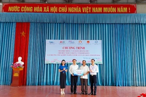 Trao tặng học bổng giúp học sinh khó khăn cho Trường THCS&THPT Nghĩa Tâm, huyện Văn Chấn.