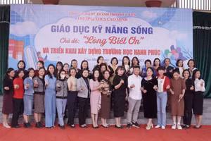 Phụ huynh cùng các thầy cô giáo Trường THCS Cao MInh tham gia hoạt động ngoại khóa.