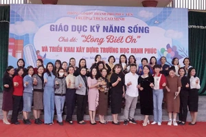 Phụ huynh cùng các thầy cô giáo Trường THCS Cao MInh tham gia hoạt động ngoại khóa.