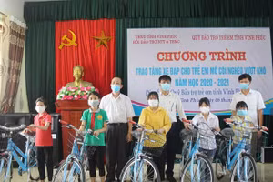 Đại diện lãnh đạo Hội Bảo trợ người tàn tật và trẻ mồ côi, Quỹ Bảo trợ trẻ em tỉnh trao xe đạp tặng trẻ em mồ côi nghèo vượt khó