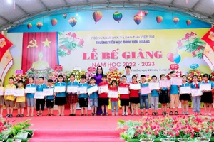 Lãnh đạo nhà trường khen thưởng học sinh đạt thành tích cao trong học tập