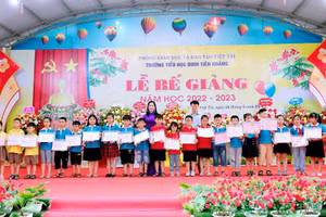 Lãnh đạo nhà trường khen thưởng học sinh đạt thành tích cao trong học tập