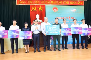 Đại diện Sở LĐTB&XH Vĩnh Phúc cùng 9 huyện, thành phố nhận tượng trưng điện thoại cho các hộ nghèo. Ảnh Hồng Yến