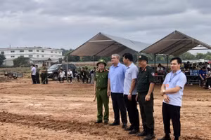 Chủ tịch UBND TP. Vĩnh Yên Nguyễn Việt Phương (thứ 2 từ trái qua) chỉ đạo công tác cưỡng chế giải phóng mặt bằng.