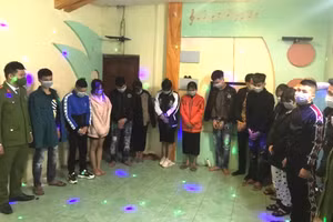 Nhóm thanh niên bị bắt quả tang sử dụng ma túy trong nhà nghỉ. Ảnh: Công an Hà Giang