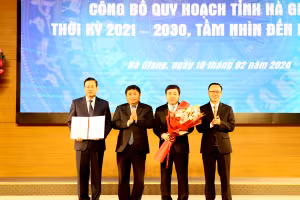 Bộ trưởng Bộ KH&ĐT Nguyễn Chí Dũng trao Quyết định phê duyệt Quy hoạch tỉnh Hà Giang của Thủ tướng cho lãnh đạo tỉnh.