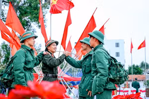 Tân binh Vĩnh Phúc rạng ngời ngày nhập ngũ.