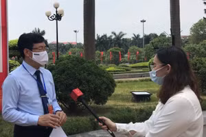 Chủ tịch UBND tỉnh Vĩnh Phúc Lê Duy Thành trả lời phỏng vấn báo chí