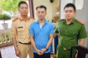 Tài xế Trần Văn Cơ tại cơ quan Công an. Ảnh đã được làm mờ