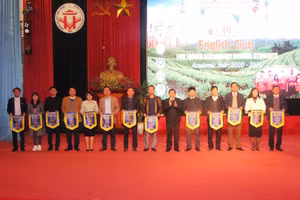 Giám đốc Sở GD&ĐT Phú Thọ Nguyễn Văn Mạnh trao cờ lưu niệm cho các đoàn tham gia giao lưu 