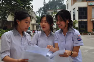 Các thí sinh vui vẻ trao đổi sau môn thi Ngữ văn.