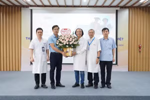 GS TS Nguyễn Tiến Dũng (phải) nhận hoa chúc mừng từ lãnh đạo Bệnh viện Hữu nghị Lạc Việt.