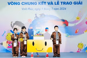 Học sinh Trường Tiểu học Đồng Tâm (Vĩnh Yên, Vĩnh Phúc) thuyết trình ý tưởng mô hình dự thi.