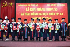 63 học viên khóa 52 và 53 ngành Kế toán được nhận bằng tốt nghiệp đại học