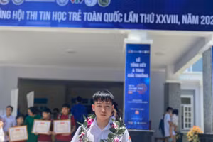 Em Nguyễn Đức Thắng mang vinh dự về cho quê hương Phú Thọ. Ảnh: Trường THPT Chuyên Hùng Vương 