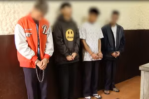 Bắt quả tang nhóm thanh thiếu niên sử dụng ma túy. Ảnh: Tuấn Quỳnh