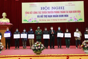 Trao quà hỗ trợ sinh kế cho nạn nhân bom mìn có hoàn cảnh khó khăn. Ảnh: B.Luân