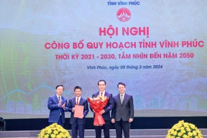 Phó Thủ tướng Trần Hồng Hà (bìa trái) dự lễ công bố Quy hoạch tỉnh Vĩnh Phúc thời kỳ 2021-2030, tầm nhìn đến năm 2050.