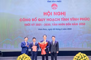 Phó Thủ tướng Trần Hồng Hà (bìa trái) dự lễ công bố Quy hoạch tỉnh Vĩnh Phúc thời kỳ 2021-2030, tầm nhìn đến năm 2050.