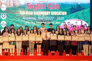 Ban tổ chức trao giải Nhất phần thi kiến thức chung cho các thí sinh