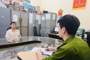 Công an huyện Tam Đảo lấy lời khai đối tượng Hoàng Vòng Tư. Ảnh: Minh Hiền