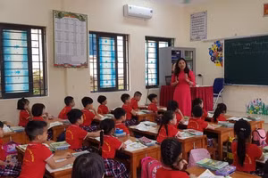 Giờ học của cô và trò Trường Tiểu học Định Trung, thành phố Vĩnh Yên. Ảnh minh họa