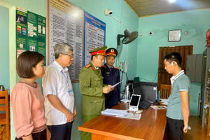 Cơ quan điều tra tống đạt quyết định khởi tố đối với Nguyễn Duy Tuấn. Ảnh: Công an huyện Sơn Dương