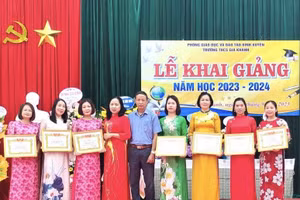 Khen thưởng giáo viên có thành tích cao trong công tác giáo dục và đào tạo.