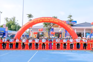 Đại biểu cắt băng khánh thành Khu thiết chế văn hóa - Làng văn hóa kiểu mẫu TDP Gò Nọi.