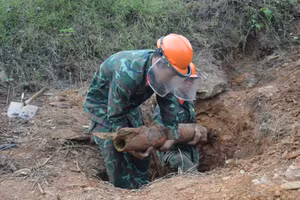 Rà phá bom mìn tại vườn gia đình ông Nguyễn Văn Nho. Ảnh: Quốc Hoàn (BCH Quân sự tỉnh Hà Giang)