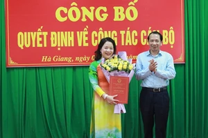 Phó Chủ tịch UBND tỉnh Hà Giang Trần Đức Quý trao quyết định, tặng hoa chúc mừng tân Phó Giám đốc Sở GD&ĐT Vũ Thị Kim Chung. Ảnh: Phạm Hoan 