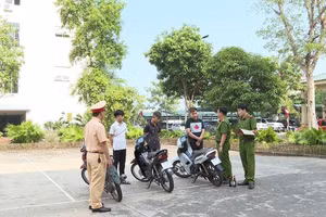 Công an TP Việt Trì xử lý nhóm thanh thiếu niên “thông chốt” CSGT. (Ảnh: Công an TP Việt Trì)